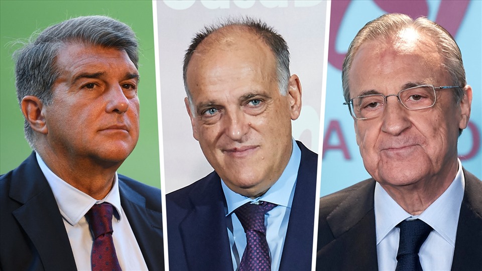 Joan Laporta (trái) sẽ ngả theo La Liga của Chủ tịch Javier Tebas để bỏ rơi Florentino Perez phía Real Madrid? Ảnh: Goal