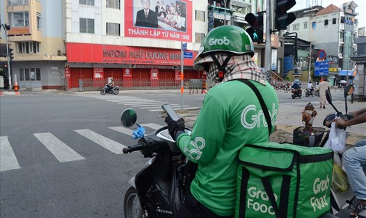 Các hàng quán ăn uống tại TPHCM chỉ được phép bán với hình thức ship mang về bởi đội ngũ shipper công nghệ. Ảnh: Huyên Nguyễn