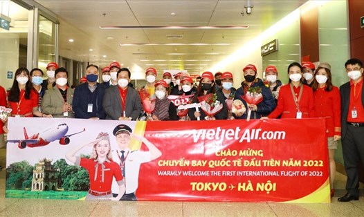 Lãnh đạo Cục Hàng không, Cảng hàng không và Vietjet chào đón những vị khách quốc tế đầu tiên đến Nội Bài.