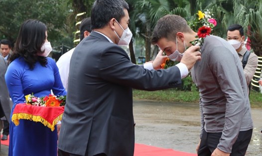 Giám đốc Sở Du lịch Quảng Bình tặng hoa cho những du khách đầu tiên. Ảnh: H.L