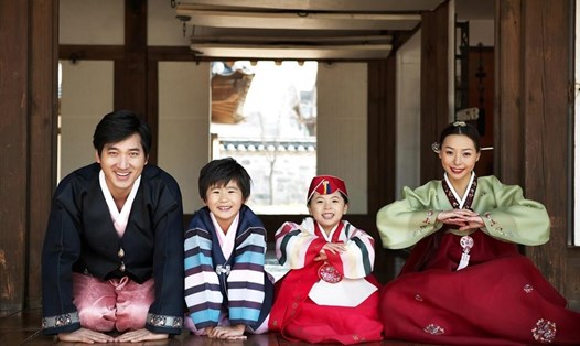 Người Hàn Quốc sẽ mặc bộ Habok và gửi lời chúc đầu năm mới đến những người thân trong gia đình. Ảnh: Xinhua