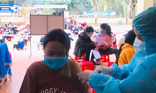 Nhân viên y tế tiêm vaccine COVID-19 cho học sinh ở điểm tiêm xã Hướng Việt, huyện Hướng Hóa, tỉnh Quảng Trị vào sáng 1.1.2022. Ảnh: MT.