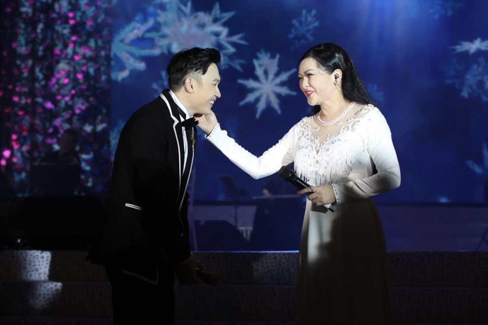 Như Quỳnh tình cảm bên Dương Triệu Vũ. Ảnh: NSCC. Như Quỳnh tình cảm bên Dương Triệu Vũ. Ảnh: NSCC.