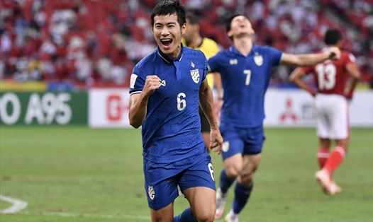 Sarach Yooyen và mỗi cầu thủ tuyển Thái Lan nhận hơn 700 triệu đồng/người nhờ chức vô địch AFF Cup 2020. Ảnh: Siam Sport