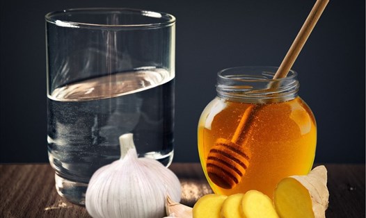 Dùng gừng, tỏi, mật ong pha với nước ấm mang lại nhiều lợi ích cho sức khỏe. Đồ họa: Thanh Ngọc