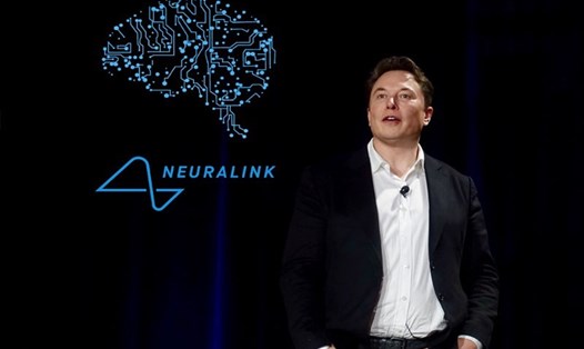 Con chip cấy não người Neuralink của tỉ phú Elon Musk sẽ sớm được thử nghiệm trên người trong năm nay. Ảnh: AFP
