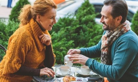 Hẹn hò khó khăn hơn ở độ tuổi 40 vì cuộc sống của bạn thường ổn định hơn và làm những điều mới mẻ không dễ dàng như những năm trước đây của bạn. Ảnh: Best Life