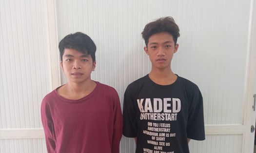 Hai thanh niên thực hiện vụ cướp giật điện thoại bị Công an thành phố Bảo Lộc bắt giữ. Ảnh:KP