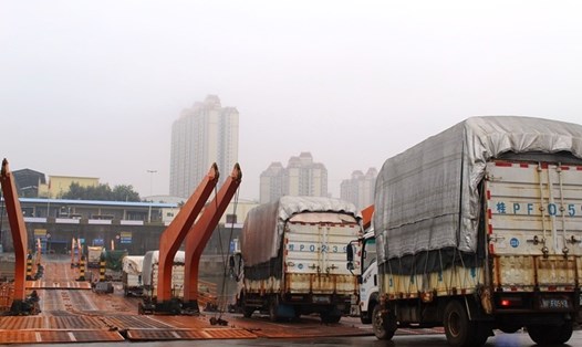 Hàng hóa bắt đầu được thông quan trở lại sáng nay (10.1.2022) qua cầu phao tại km3+4, phường Hải Yên, TP.Móng Cái. Ảnh: CTV