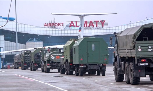 Phương tiện quân sự Nga di chuyển dọc một sân bay tại Almaty, Kazakhstan ngày 9.1. Ảnh: AFP