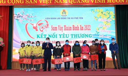Chủ tịch LĐLĐ tỉnh Thái Nguyên Phạm Việt Dũng trao quà cho các đoàn viên có hoàn cảnh khó khăn. Ảnh: CĐTN