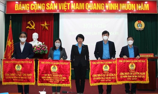 Bà Nguyễn Thị Thủy Lệ, Chủ tịch Công đoàn Xây dựng Việt Nam trao Cờ của Tổng Liên đoàn Lao động Việt Nam cho các tập thể. Ảnh: Mạnh Tùng