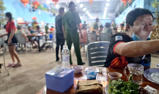 Tổ tuần tra kiểm tra một quán nhậu tại Thành phố Bạc Liêu, tỉnh Bạc Liêu. Ảnh: Nhật Hồ
