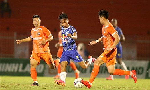 Các cầu thủ trẻ của Hoàng Anh Gia Lai thi đấu rất chững chạc, tự tin trước dàn hảo thủ của Bình Định. Ảnh: Đông Đông
