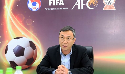 Ông Trần Quốc Tuấn điều hành cuộc hội thảo trực tuyến của Ban thi đấu AFC. Ảnh: VFF