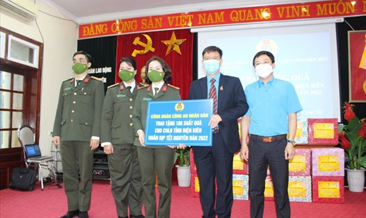 Trung tá Công Thanh Thảo - Chủ tịch Công đoàn CAND trao quà tặng cho đại diện huyện Điện Biên Đông.
