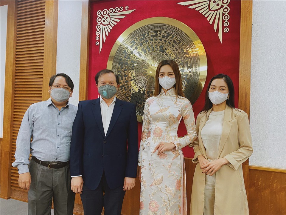 Hoa hậu Thùy Tiên gặp gỡ Thứ trưởng Bộ Văn hoá Thể thao và Du lịch. Ảnh: NSCC. Hoa hậu Thùy Tiên gặp gỡ Thứ trưởng Bộ Văn hoá Thể thao và Du lịch. Ảnh: NSCC.