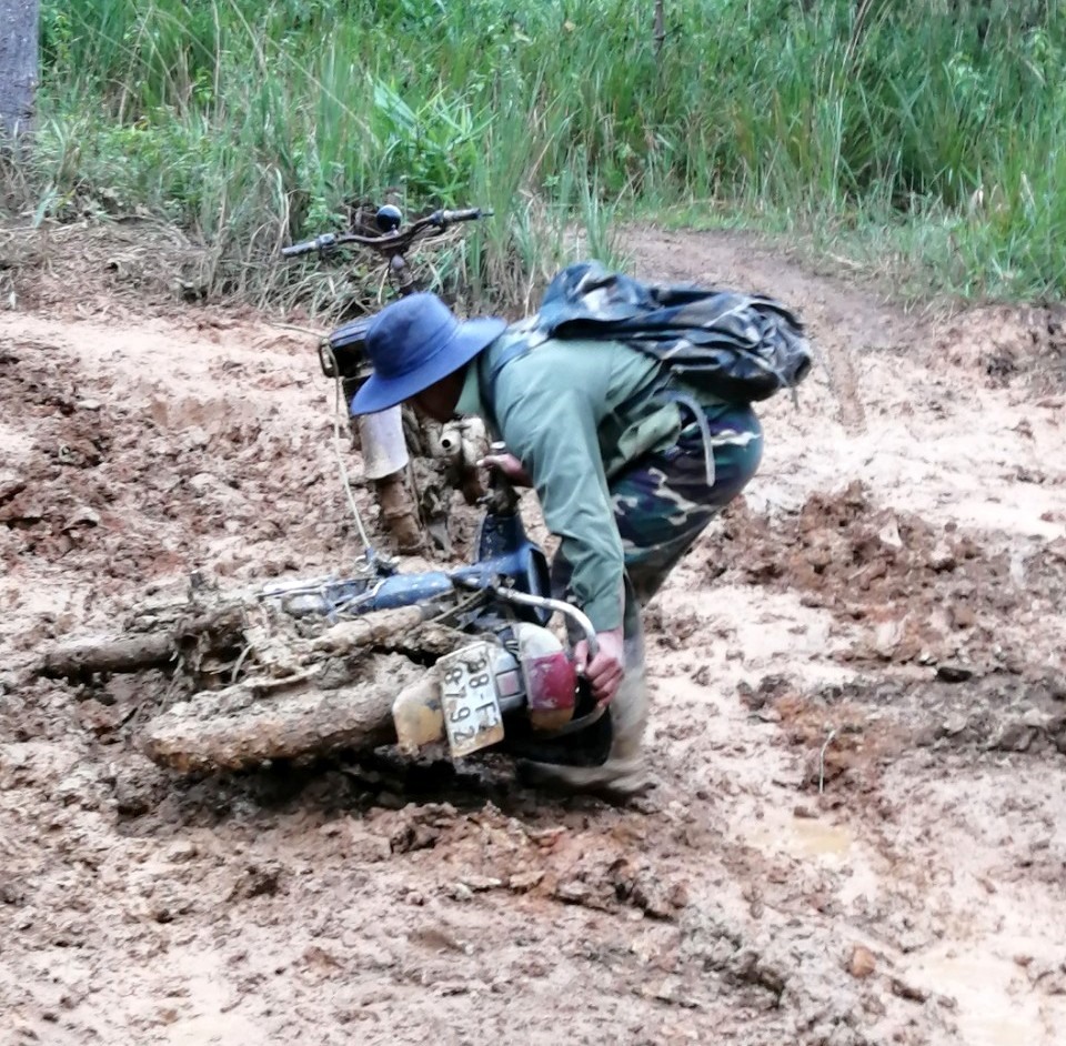 Điều kiện làm việc của cán bộ quản lý bảo vệ rừng ở Tây Nguyên còn nhiều khó khăn. Ảnh: Phan Tuấn