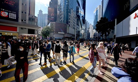 Người dân băng qua một con phố ở Hong Kong. Ảnh: AFP