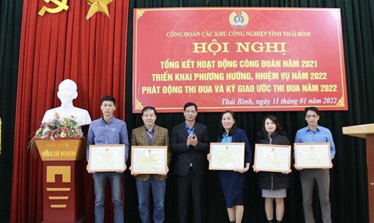 Lãnh đạo LĐLĐ tỉnh Thái Bình trao bằng khen của Tổng Liên đoàn Lao động Việt Nam cho các tập thể, cá nhân. Ảnh: B.M