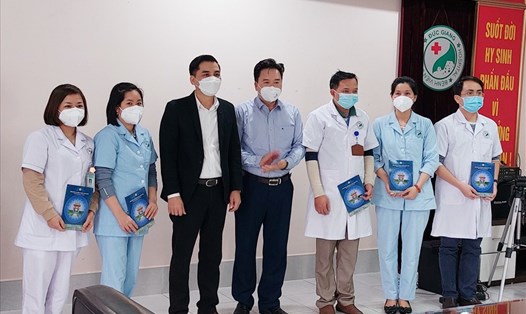 Phó Chủ tịch Liên đoàn Lao động Thành phố Hà Nội Lê Đình Hùng (thứ 3 từ trái sang) thăm, động viên, trao hỗ trợ lực lượng y tế tuyến đầu dịp Tết Nguyên đán Nhâm Dần. Ảnh: Ngọc Ánh