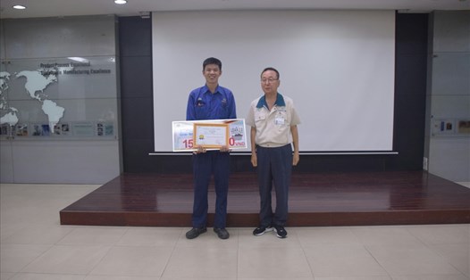 Đoàn viên Đậu Văn Thoan (trái) được lãnh đạo Công ty TNHH Jinheoung Vina (TP.Biên Hòa) khen thưởng về  lao động sáng tạo. Ảnh: Hà Anh Chiến