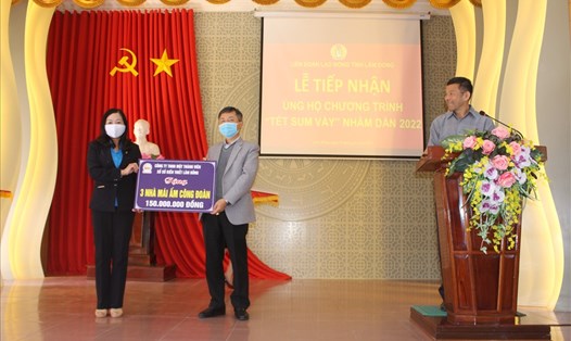 Bà Phạm Thị Lệ Dung, Phó Chủ tịch Liên đoàn Lao động tỉnh Lâm Đồng tiếp nhận ủng hộ của doanh nghiệp cho "Tết sum vầy" - 2022. Ảnh Hồng Ngọc