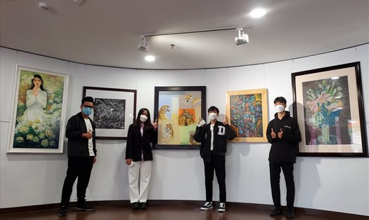 Nhóm bạn trẻ tham gia không gian trưng bày nghệ thuật chuyên đề của Bảo tàng Mỹ thuật Đà Nẵng. Ảnh: Bảo tàng Mỹ thuật Đà Nẵng.