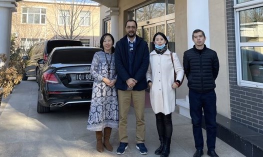 Đại sứ Afghanistan tại Trung Quốc Javid Ahmad Qaem (thứ hai từ trái sang) đăng bức ảnh chia tay trên Twitter. Ảnh: Twitter