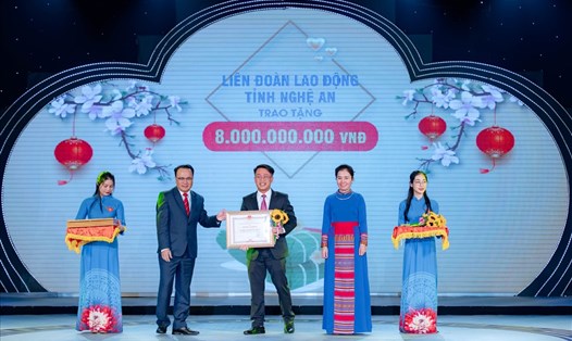 LĐLĐ tỉnh Nghệ An trích kinh phí hoạt động, ủng hộ số tiền 8 tỉ đồng. Ảnh: T.T
