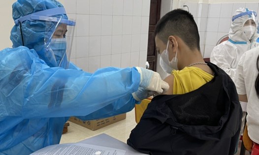 Tỉnh Quảng Trị đẩy nhanh tốc độ tiêm chủng vaccine phòng COVID-19 đối với trẻ 12-17 tuổi. Ảnh: Hưng Thơ.