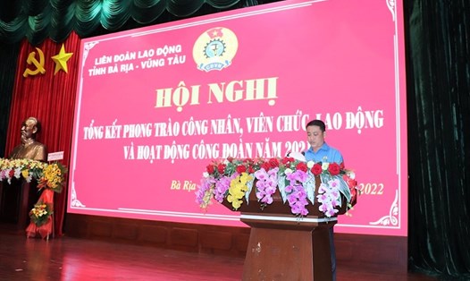 Ông Huỳnh Sơn Tuấn - Chủ tịch LĐLĐ tỉnh báo cáo tại hội nghị tổng kết 2021 của Công đoàn Bà Rịa - Vũng Tàu. Ảnh: N.T.T