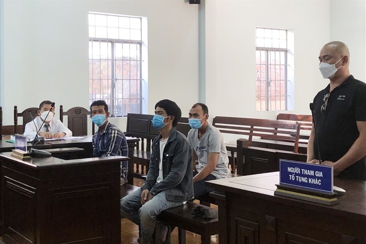 Tuyên án nhóm bảo vệ đánh người từ mâu thuẫn do dùng điện thoại quay clip Tuyên án nhóm bảo vệ đánh người từ mâu thuẫn do dùng điện thoại quay clip