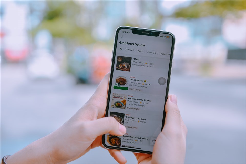 Grab ra mắt GrabFood Deluxe, mang đến cho người dùng
trải nghiệm ẩm thực sang trọng ngay tại nhà Grab ra mắt GrabFood Deluxe, mang đến cho người dùng
trải nghiệm ẩm thực sang trọng ngay tại nhà