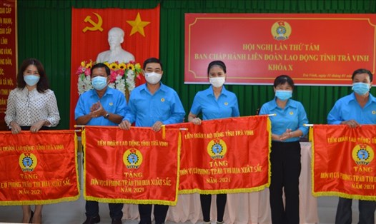 Đồng chí Thạch Thị Thu Hà - Chủ tịch LĐLĐ tỉnh Trà Vinh - tặng cờ thi đua cho các đơn vị. Ảnh: Trí Dũng