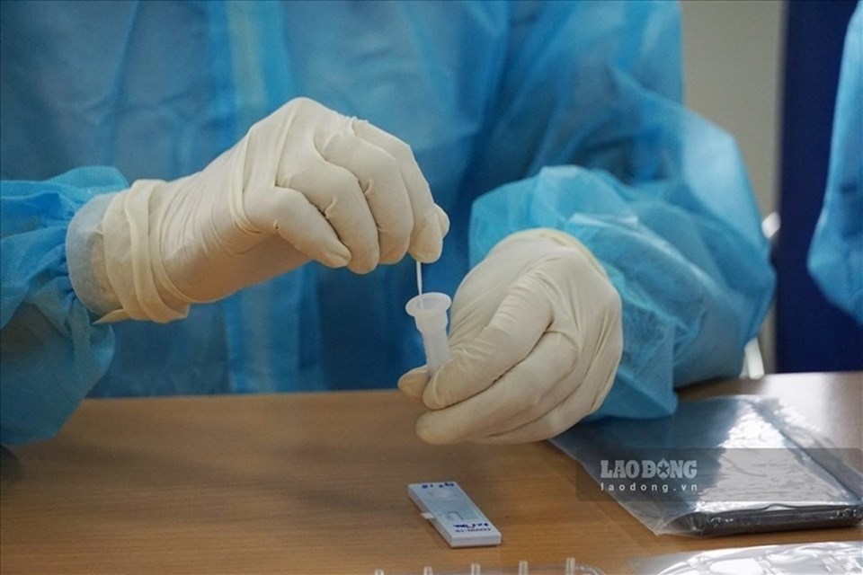 Nhân viên y tế lấy mẫu xét nghiệm COVID-19. Nhân viên y tế lấy mẫu xét nghiệm COVID-19.