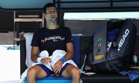 Novak Djokovic thừa nhận sai sót trong việc điền mẫu khai báo di chuyển, nhưng là do đội ngũ hỗ trợ của anh làm. Ảnh: News 24