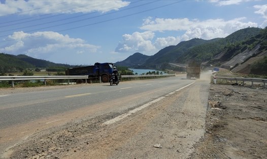 Người dân tự ý mở đường vào cao tốc Sơn La - Túy Loan gây mất an toàn. Ảnh: Thanh Chung