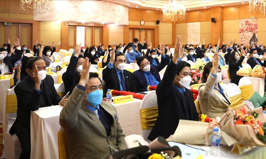 Các Uỷ viên Ban Chấp hành tiến hành biểu quyết thông qua Nghị quyết Hội nghị lần thứ mười Ban Chấp hành Tổng Liên đoàn Lao động Việt Nam (khoá XII). Ảnh: Lâm Thảo