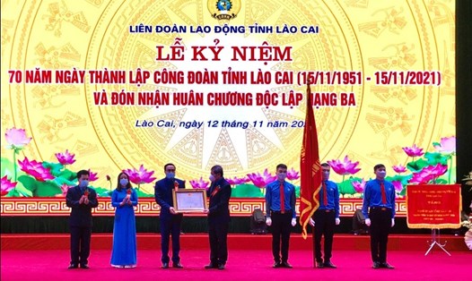 Đồng chí Trần Thanh Hải - Phó Chủ tịch Thường trực Tổng LĐLĐ Việt Nam
 trao Huân chương Độc lập hạng Ba cho LĐLĐ tỉnh Lào Cai.
