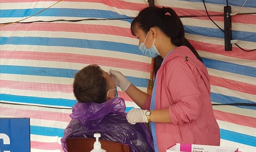 Người đến/về Ninh Bình trong dịp Tết Nguyên đán Nhâm Dần 2022 phải khai báo y tế và lấy mẫu xét nghiệm sàng lọc SARS-CoV-2. Ảnh: NT