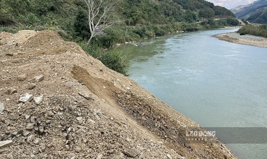 Đất được đổ tràn xuống sông Nậm Na nhằm tạo mặt bằng.