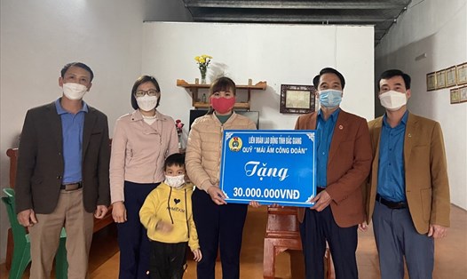 Lãnh đạo Liên đoàn Lao động huyện Sơn Động trao hỗ trợ cho gia đình chị Liên. Ảnh: Trà Mỹ