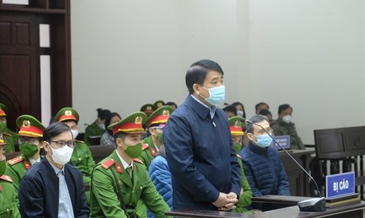 Cựu Chủ tịch UBND TP.Hà Nội Nguyễn Đức Chung (đứng) tại phiên toà vụ can thiệp đấu thầu. Ảnh: C.Hùng