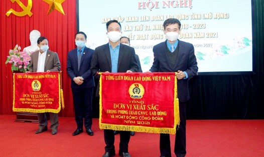 Ông Trần Văn Thuật - Phó Chủ tịch Tổng LĐLĐVN trao Cờ thi đua xuất sắc cho Công đoàn các khu công nghiệp tỉnh Thái Nguyên (bên trái). Ảnh: CĐCC