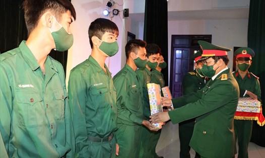 Thượng tá Ngô Nam Cường, Chỉ huy trưởng Bộ Chỉ huy Quân sự tỉnh tặng quà cho các quân nhân. Ảnh: TT