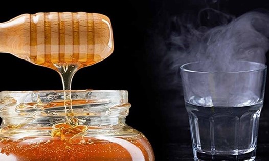 Uống mật ong cùng nước ấm mang lại nhiều lợi ích cho sức khỏe. Ảnh: AFP