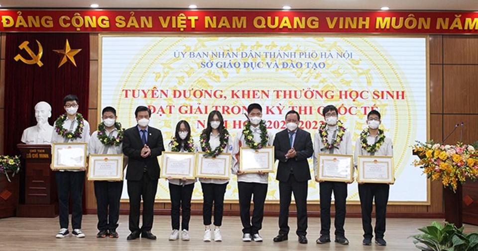 Đại biểu trao Bằng khen của thành phố cho các học sinh đạt Huy chương Vàng. Đại biểu trao Bằng khen của thành phố cho các học sinh đạt Huy chương Vàng.