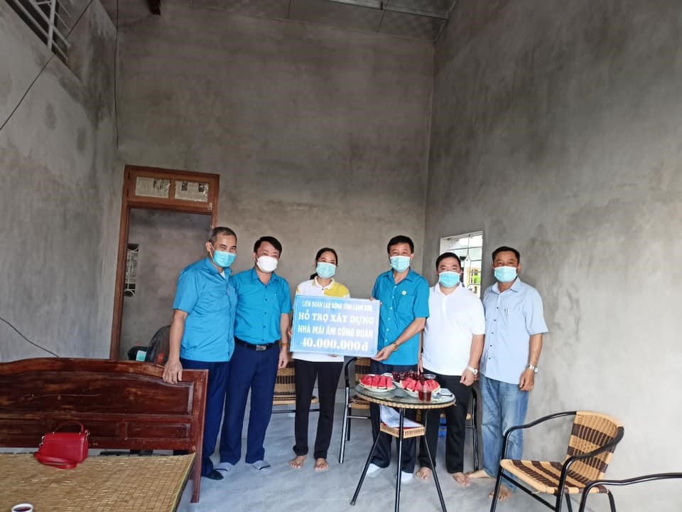 Lãnh đạo LĐLĐ tỉnh Lạng Sơn trao hỗ trợ "Mái ấm công đoàn" cho đoàn viên khó khăn. Ảnh: CĐLS