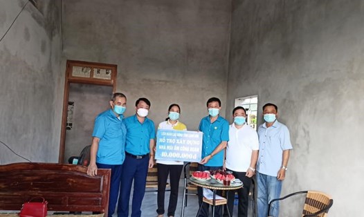 Lãnh đạo LĐLĐ tỉnh Lạng Sơn trao hỗ trợ "Mái ấm công đoàn" cho đoàn viên khó khăn. Ảnh: CĐLS